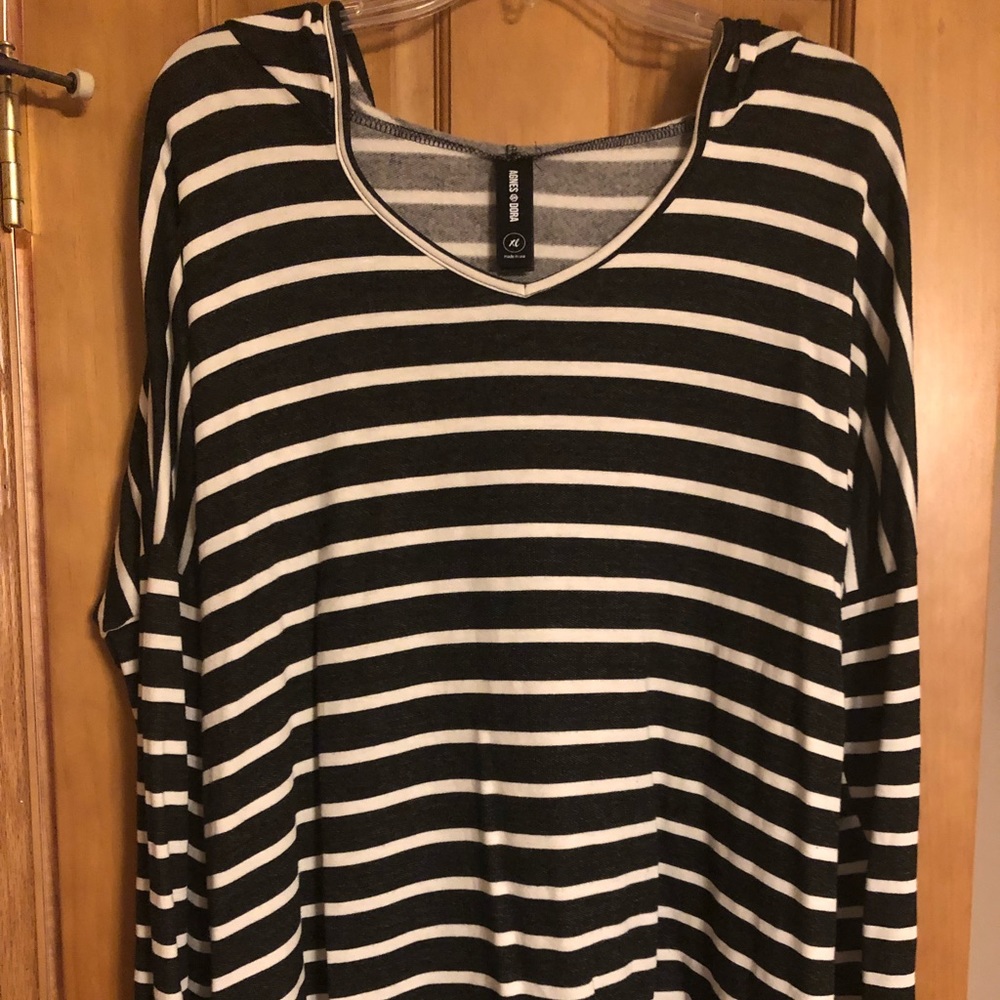 Agnes & Dora Hooded Urban Pullover Black & White